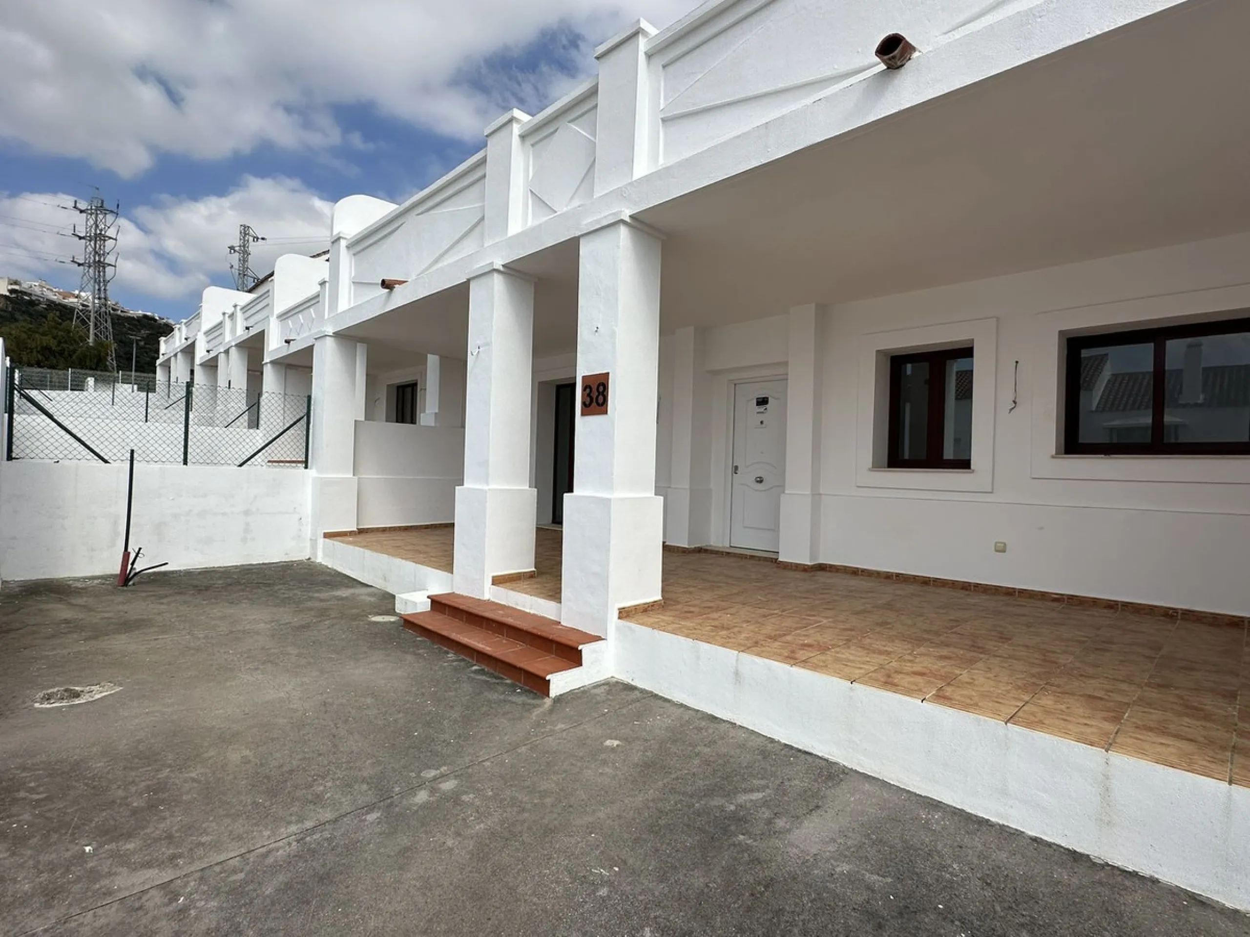 Discover this charming detached home in the exclusive Doña Julia residential complex, in the municipality of Casares, Málaga. A property that combines comfort, spaciousness and a privileged location, perfect for those seeking tranquillity and quality of l