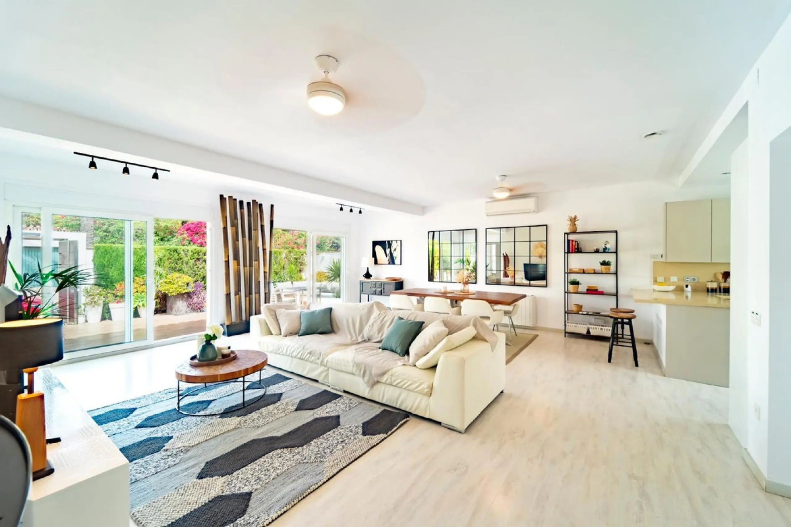This cozy villa is situated just a short walk from the beach, offering easy access and proximity to various amenities. The property has been fully renovated and redecorated, ensuring a modern and comfortable living space. Nice sea views from roof solarium