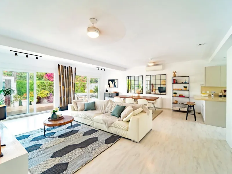This cozy villa is situated just a short walk from the beach, offering easy access and proximity to various amenities. The property has been fully renovated and redecorated, ensuring a modern and comfortable living space. Nice sea views from roof solarium
