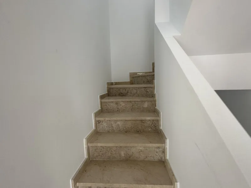 Discover this charming detached home in the exclusive Doña Julia residential complex, in the municipality of Casares, Málaga. A property that combines comfort, spaciousness and a privileged location, perfect for those seeking tranquillity and quality of l