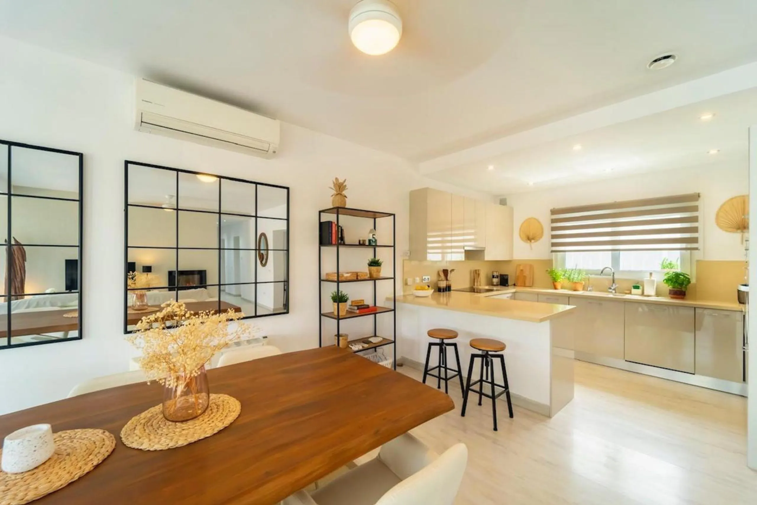 This cozy villa is situated just a short walk from the beach, offering easy access and proximity to various amenities. The property has been fully renovated and redecorated, ensuring a modern and comfortable living space. Nice sea views from roof solarium