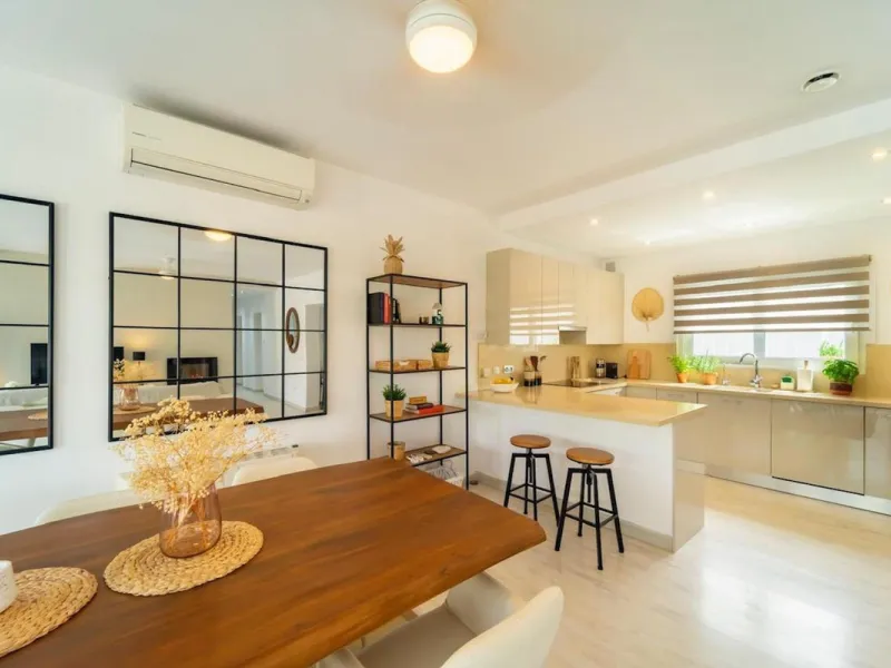 This cozy villa is situated just a short walk from the beach, offering easy access and proximity to various amenities. The property has been fully renovated and redecorated, ensuring a modern and comfortable living space. Nice sea views from roof solarium