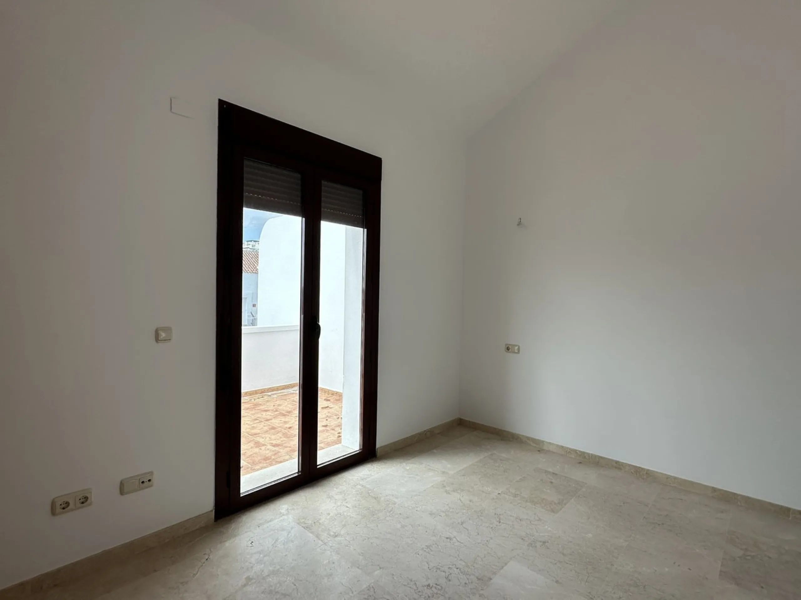 Discover this charming detached home in the exclusive Doña Julia residential complex, in the municipality of Casares, Málaga. A property that combines comfort, spaciousness and a privileged location, perfect for those seeking tranquillity and quality of l