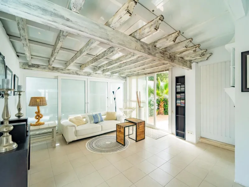This cozy villa is situated just a short walk from the beach, offering easy access and proximity to various amenities. The property has been fully renovated and redecorated, ensuring a modern and comfortable living space. Nice sea views from roof solarium