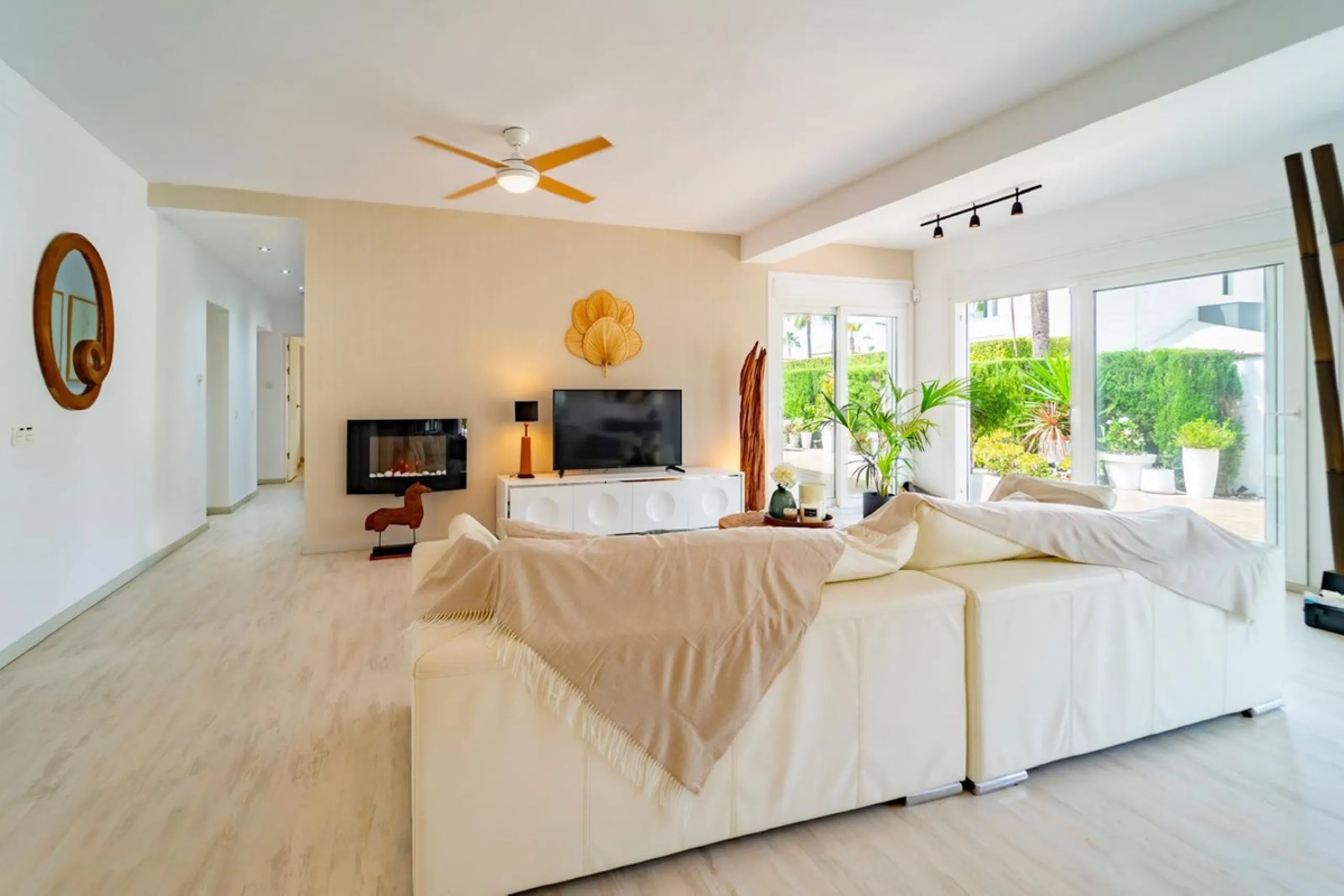 This cozy villa is situated just a short walk from the beach, offering easy access and proximity to various amenities. The property has been fully renovated and redecorated, ensuring a modern and comfortable living space. Nice sea views from roof solarium
