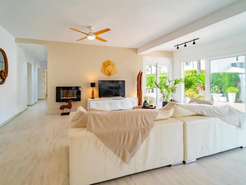 This cozy villa is situated just a short walk from the beach, offering easy access and proximity to various amenities. The property has been fully renovated and redecorated, ensuring a modern and comfortable living space. Nice sea views from roof solarium