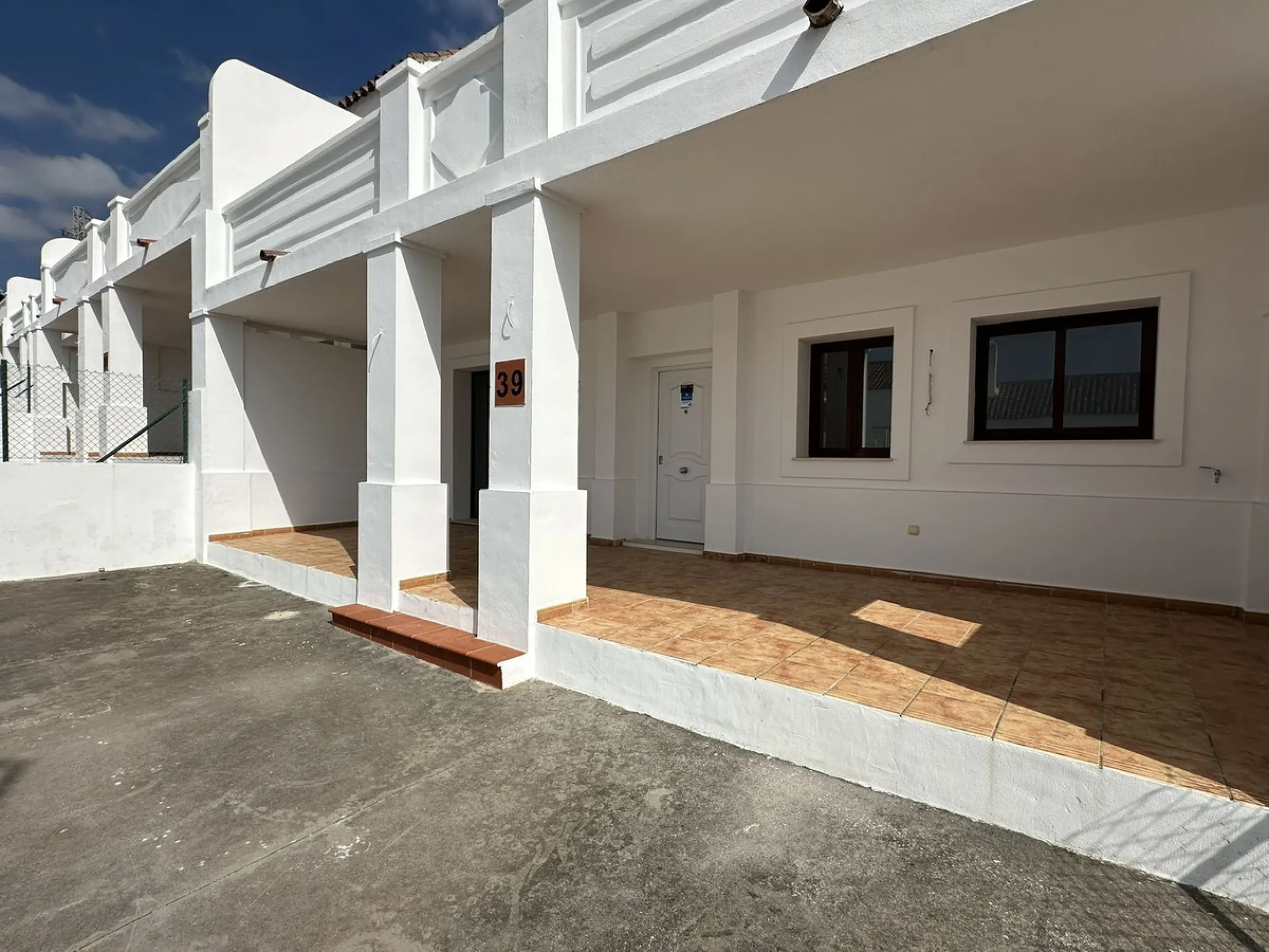 Discover this charming detached home in the exclusive Doña Julia residential complex, in Casares, Málaga. A property that combines comfort, spaciousness and a privileged location, ideal for those seeking tranquillity, quality of life and an enviable natur
