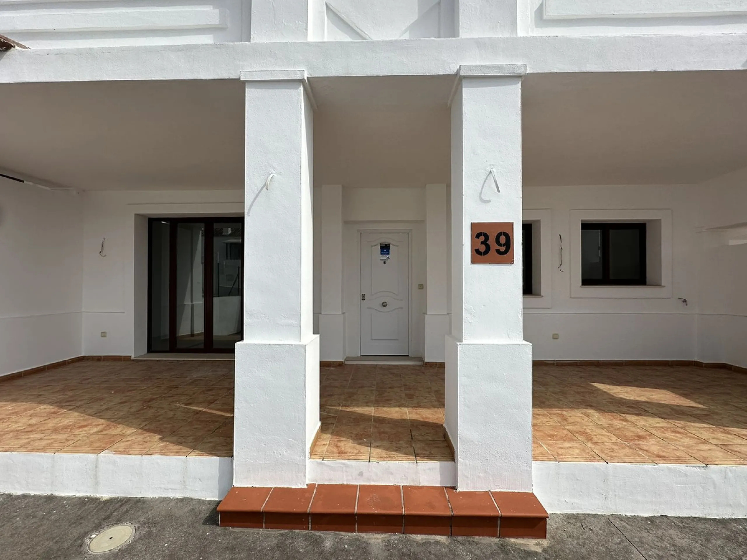 Discover this charming detached home in the exclusive Doña Julia residential complex, in Casares, Málaga. A property that combines comfort, spaciousness and a privileged location, ideal for those seeking tranquillity, quality of life and an enviable natur