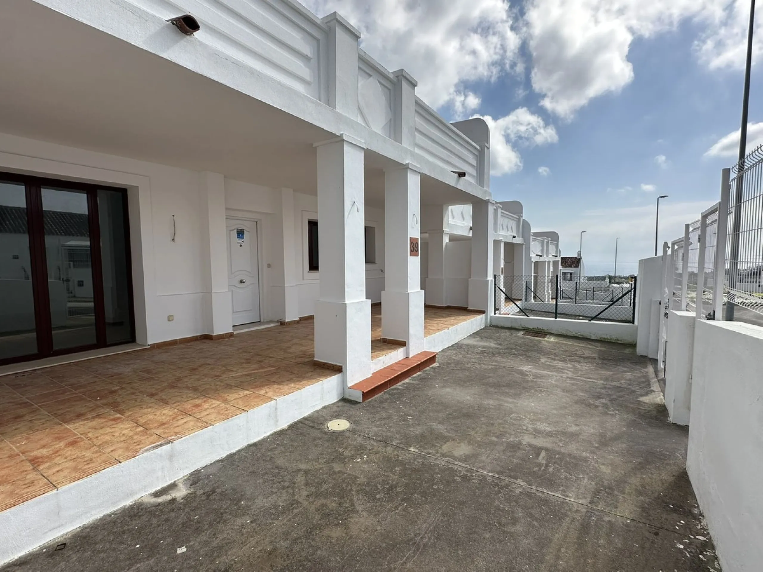 Discover this charming detached home in the exclusive Doña Julia residential complex, in Casares, Málaga. A property that combines comfort, spaciousness and a privileged location, ideal for those seeking tranquillity, quality of life and an enviable natur