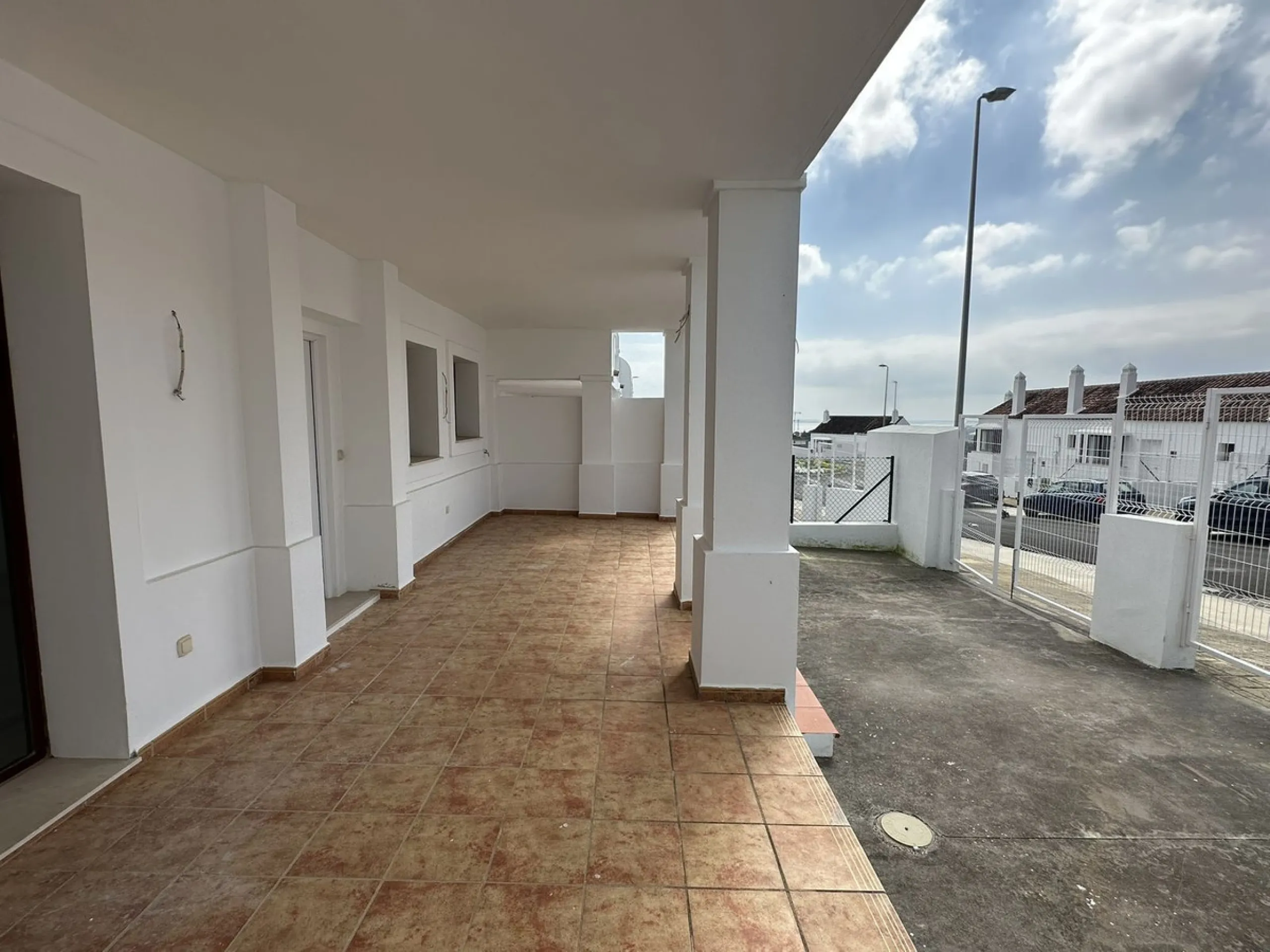 Discover this charming detached home in the exclusive Doña Julia residential complex, in Casares, Málaga. A property that combines comfort, spaciousness and a privileged location, ideal for those seeking tranquillity, quality of life and an enviable natur