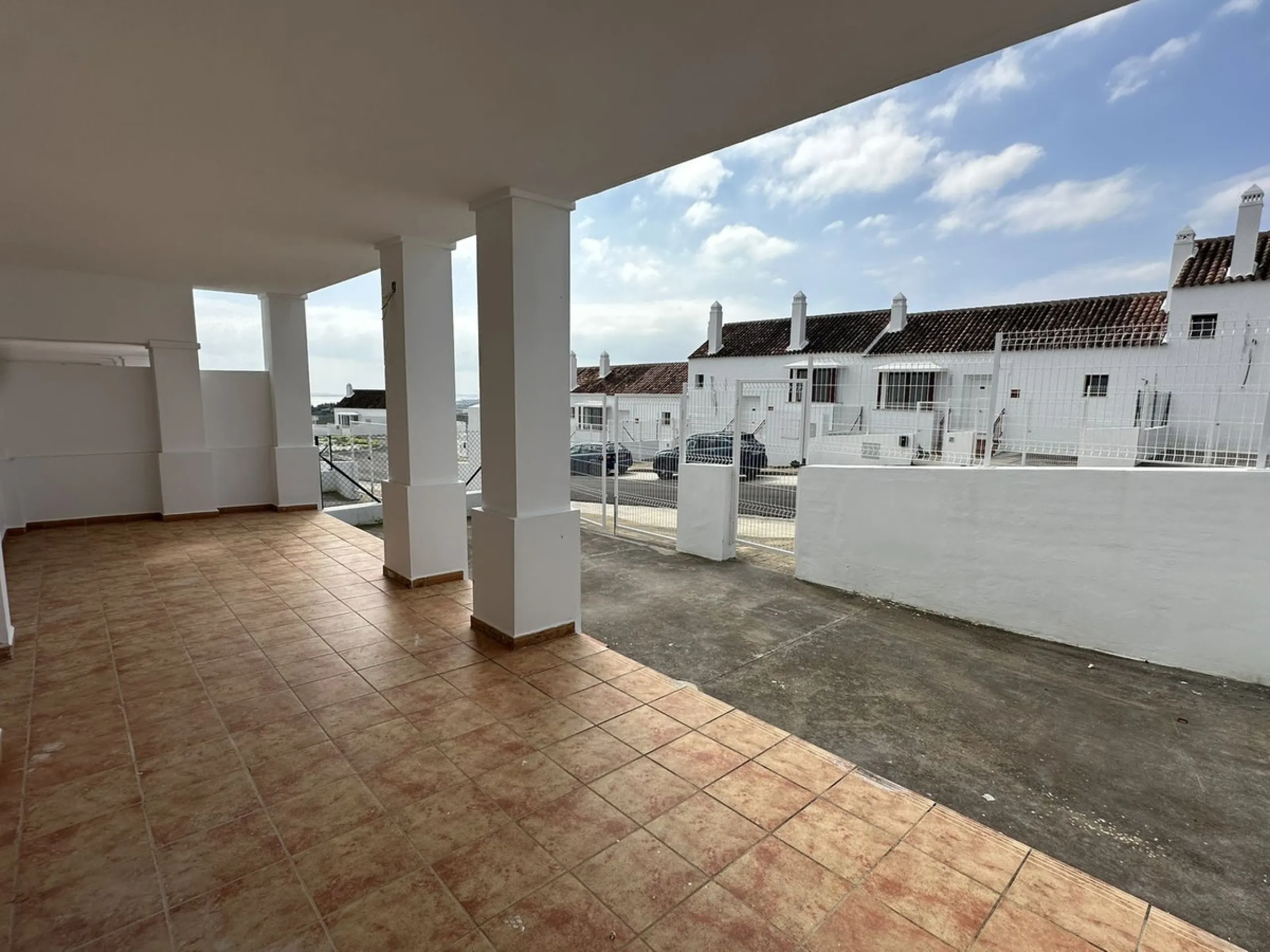 Discover this charming detached home in the exclusive Doña Julia residential complex, in Casares, Málaga. A property that combines comfort, spaciousness and a privileged location, ideal for those seeking tranquillity, quality of life and an enviable natur