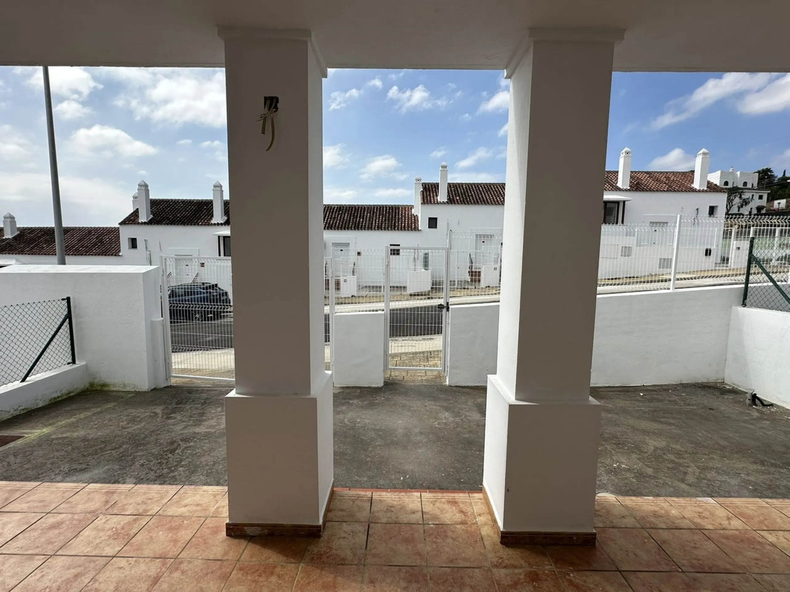 Discover this charming detached home in the exclusive Doña Julia residential complex, in Casares, Málaga. A property that combines comfort, spaciousness and a privileged location, ideal for those seeking tranquillity, quality of life and an enviable natur