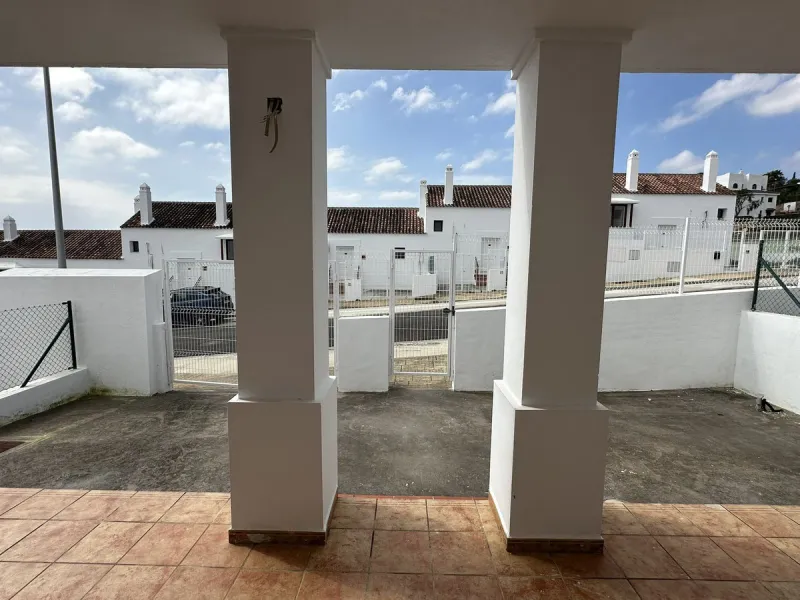 Discover this charming detached home in the exclusive Doña Julia residential complex, in Casares, Málaga. A property that combines comfort, spaciousness and a privileged location, ideal for those seeking tranquillity, quality of life and an enviable natur