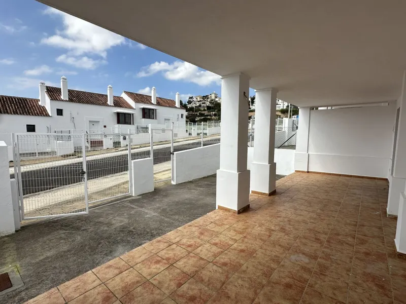Discover this charming detached home in the exclusive Doña Julia residential complex, in Casares, Málaga. A property that combines comfort, spaciousness and a privileged location, ideal for those seeking tranquillity, quality of life and an enviable natur