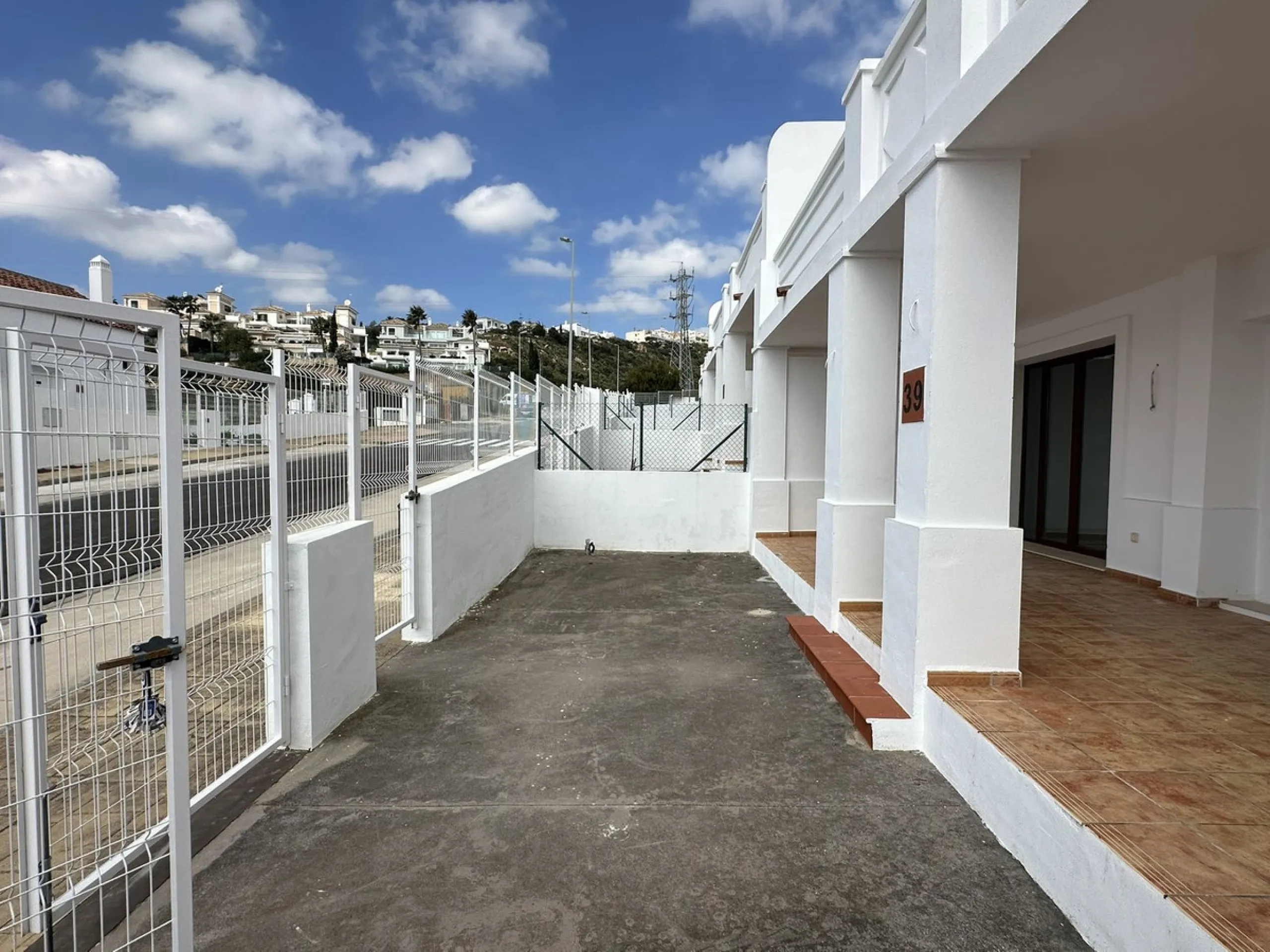 Discover this charming detached home in the exclusive Doña Julia residential complex, in Casares, Málaga. A property that combines comfort, spaciousness and a privileged location, ideal for those seeking tranquillity, quality of life and an enviable natur