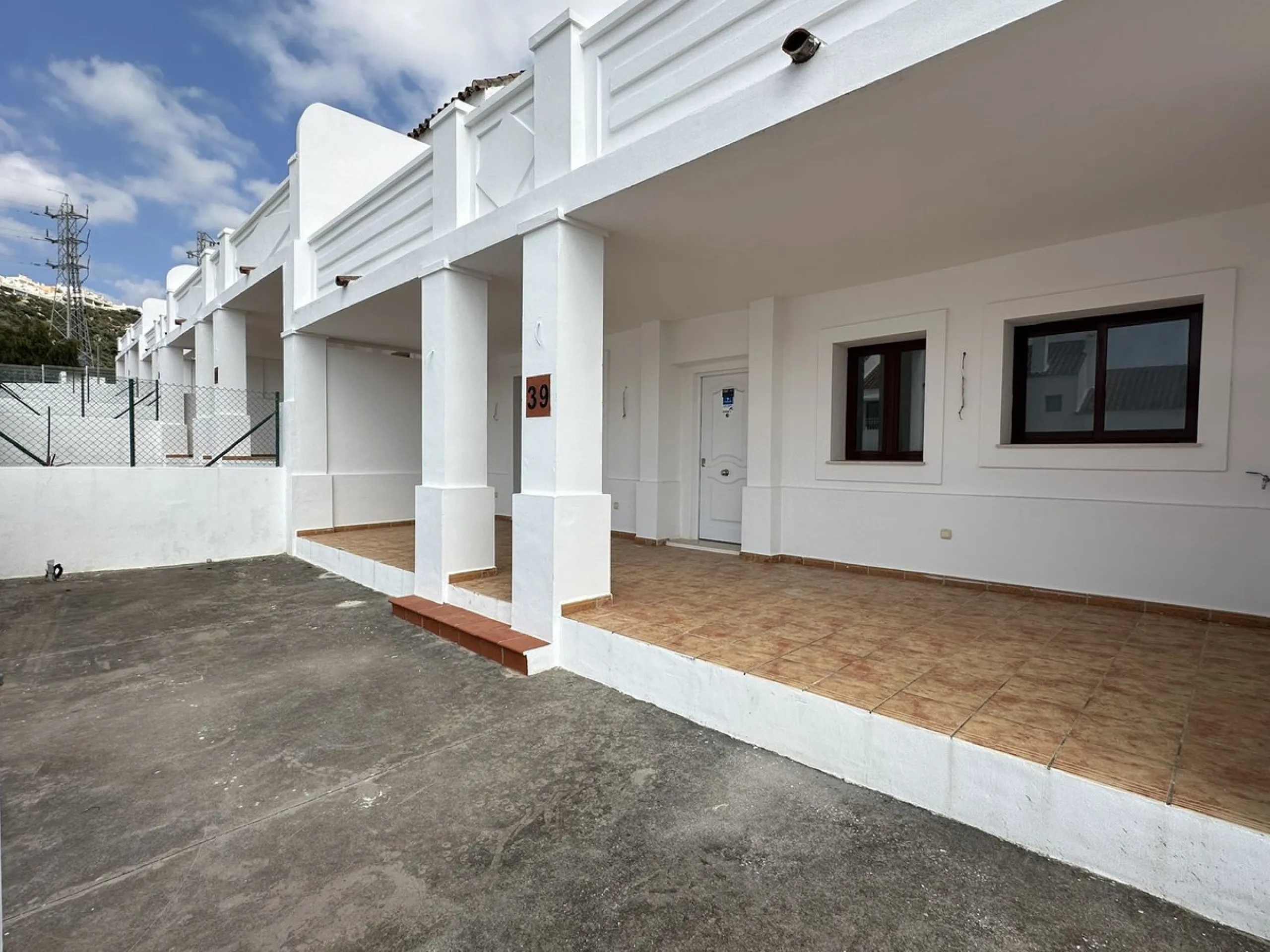 Discover this charming detached home in the exclusive Doña Julia residential complex, in Casares, Málaga. A property that combines comfort, spaciousness and a privileged location, ideal for those seeking tranquillity, quality of life and an enviable natur