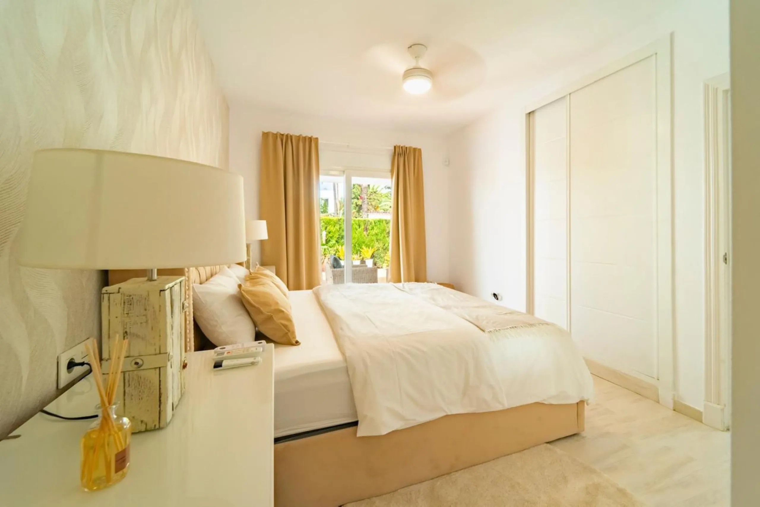 This cozy villa is situated just a short walk from the beach, offering easy access and proximity to various amenities. The property has been fully renovated and redecorated, ensuring a modern and comfortable living space. Nice sea views from roof solarium