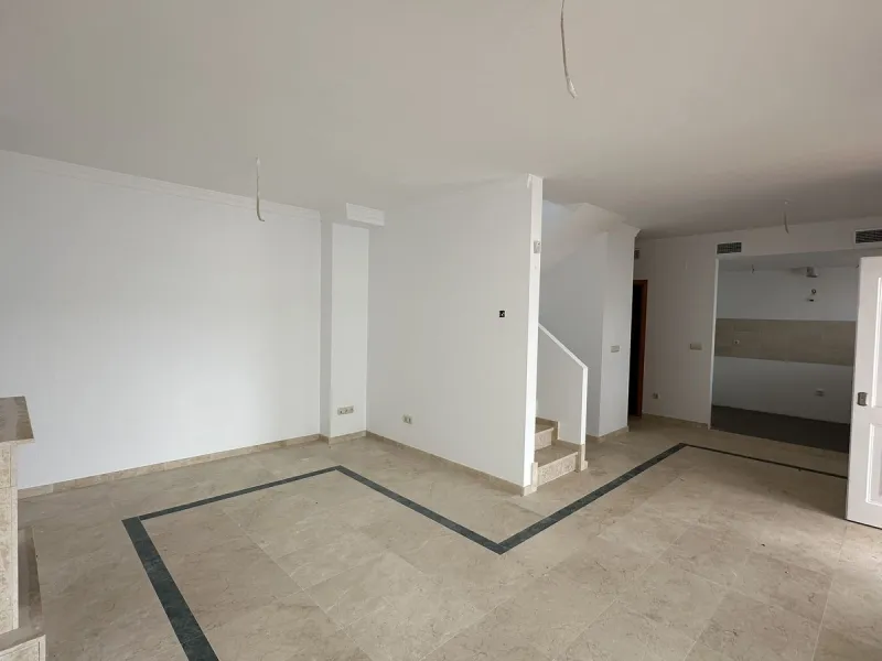 Discover this charming detached home in the exclusive Doña Julia residential complex, in Casares, Málaga. A property that combines comfort, spaciousness and a privileged location, ideal for those seeking tranquillity, quality of life and an enviable natur
