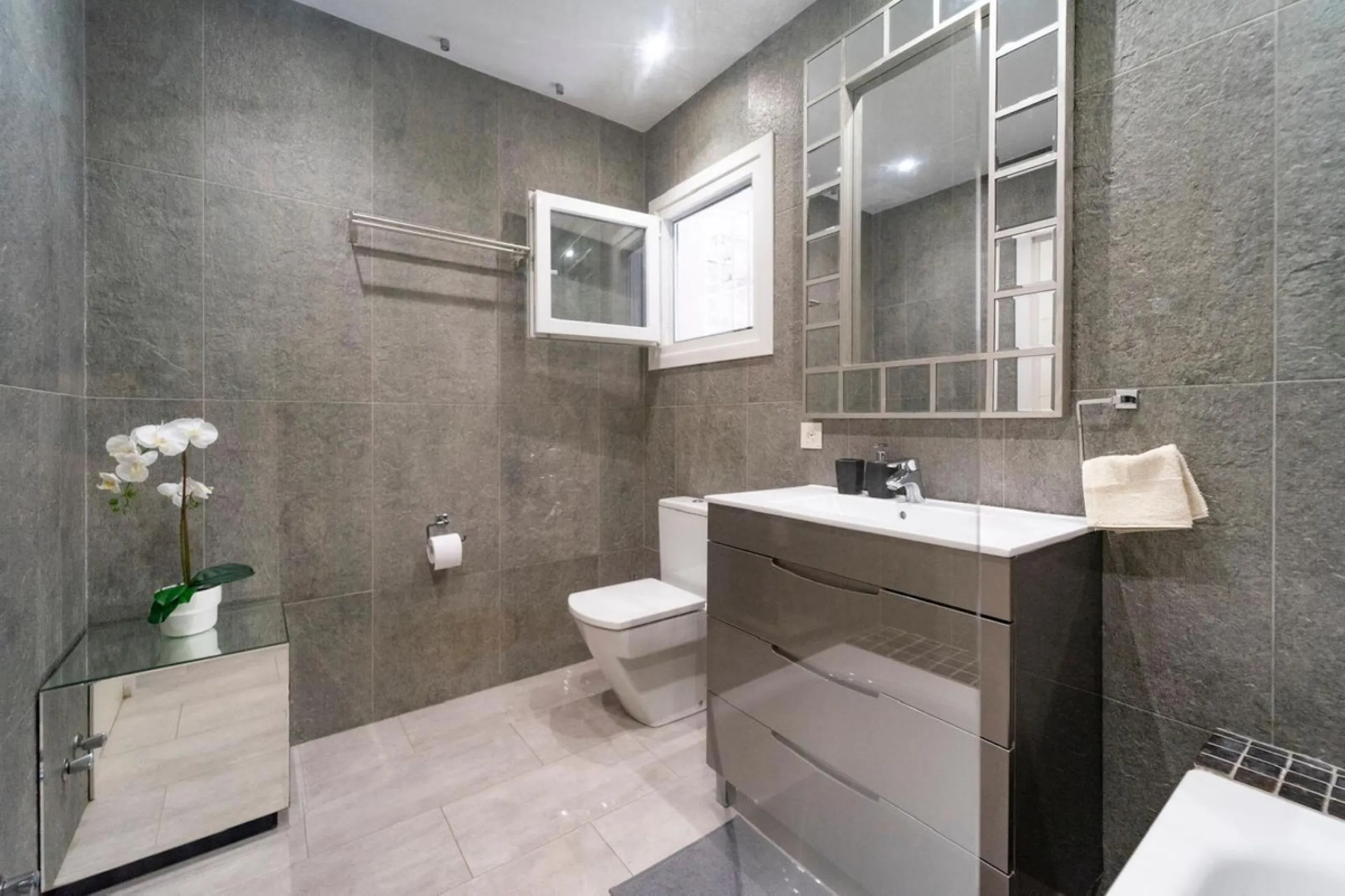 This cozy villa is situated just a short walk from the beach, offering easy access and proximity to various amenities. The property has been fully renovated and redecorated, ensuring a modern and comfortable living space. Nice sea views from roof solarium