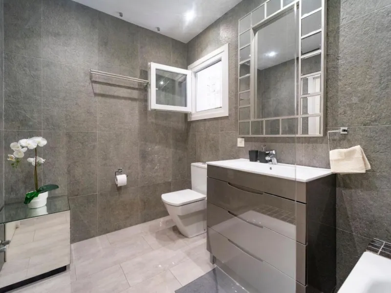 This cozy villa is situated just a short walk from the beach, offering easy access and proximity to various amenities. The property has been fully renovated and redecorated, ensuring a modern and comfortable living space. Nice sea views from roof solarium