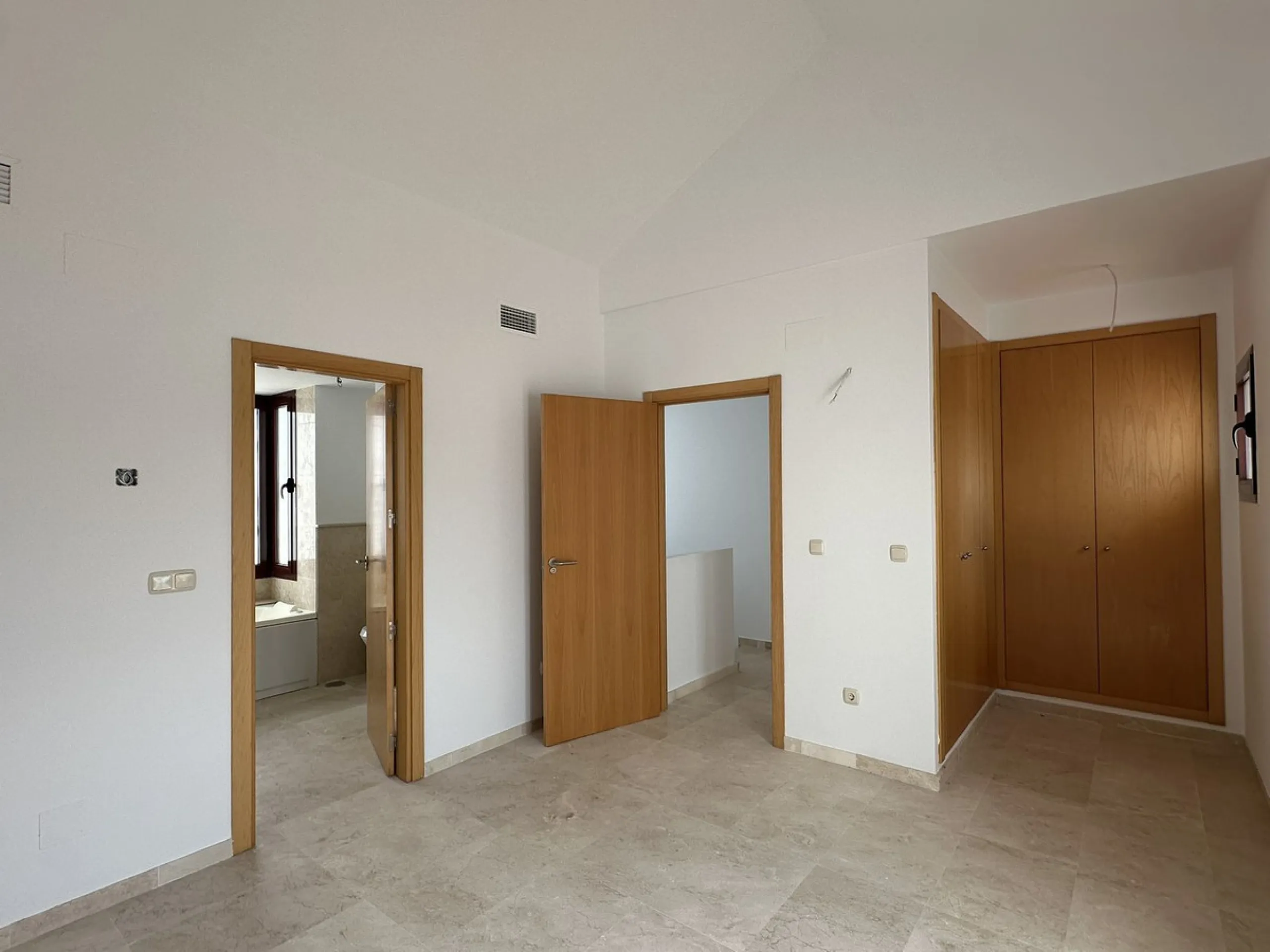 Discover this charming detached home in the exclusive Doña Julia residential complex, in Casares, Málaga. A property that combines comfort, spaciousness and a privileged location, ideal for those seeking tranquillity, quality of life and an enviable natur