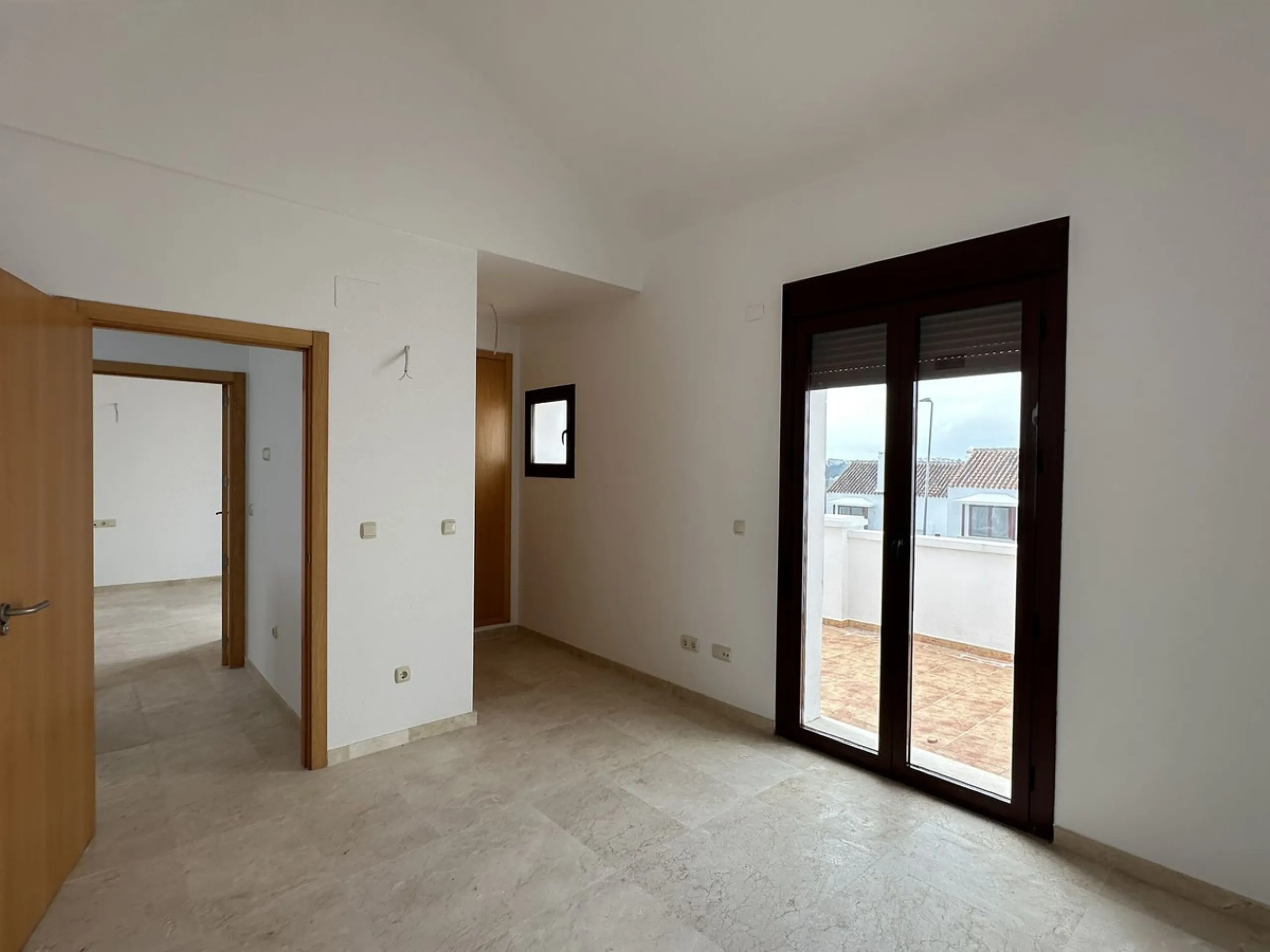 Discover this charming detached home in the exclusive Doña Julia residential complex, in Casares, Málaga. A property that combines comfort, spaciousness and a privileged location, ideal for those seeking tranquillity, quality of life and an enviable natur