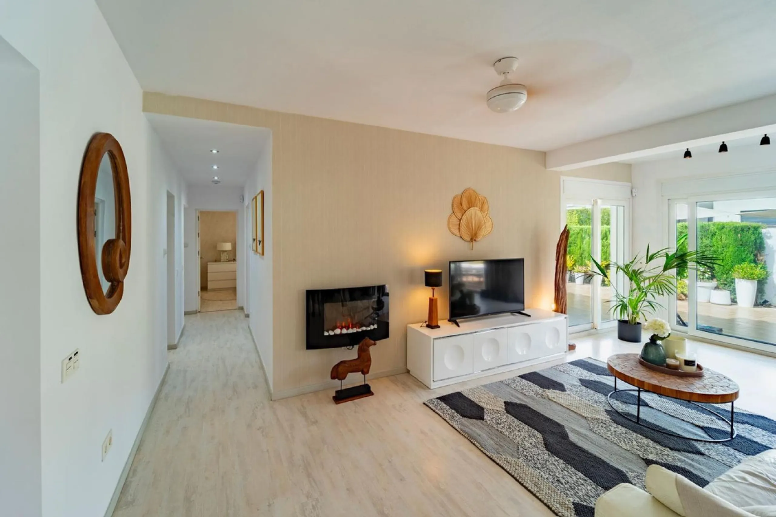 This cozy villa is situated just a short walk from the beach, offering easy access and proximity to various amenities. The property has been fully renovated and redecorated, ensuring a modern and comfortable living space. Nice sea views from roof solarium