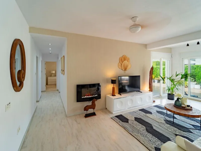 This cozy villa is situated just a short walk from the beach, offering easy access and proximity to various amenities. The property has been fully renovated and redecorated, ensuring a modern and comfortable living space. Nice sea views from roof solarium