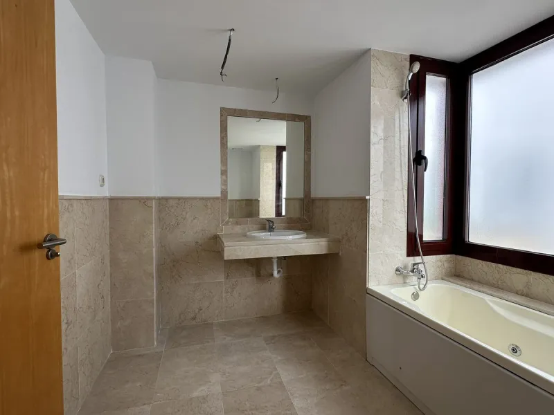 Discover this charming detached home in the exclusive Doña Julia residential complex, in Casares, Málaga. A property that combines comfort, spaciousness and a privileged location, ideal for those seeking tranquillity, quality of life and an enviable natur