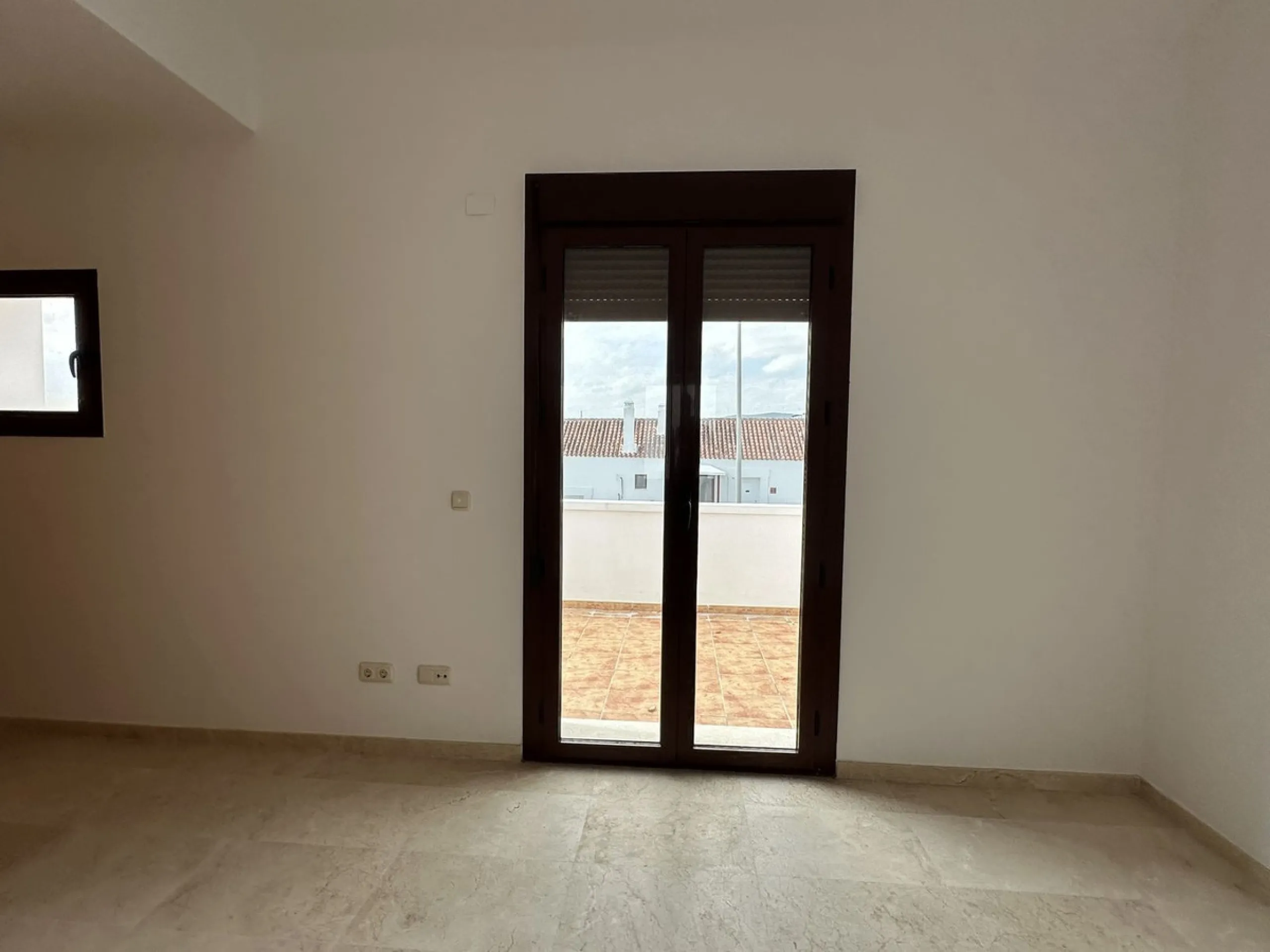 Discover this charming detached home in the exclusive Doña Julia residential complex, in Casares, Málaga. A property that combines comfort, spaciousness and a privileged location, ideal for those seeking tranquillity, quality of life and an enviable natur