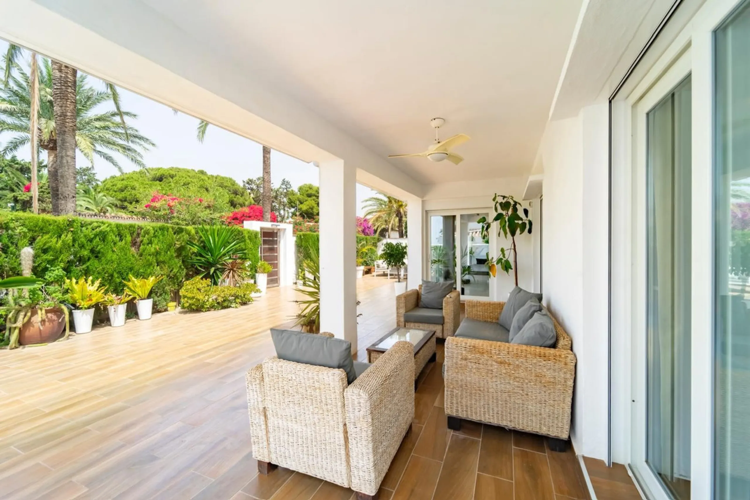 This cozy villa is situated just a short walk from the beach, offering easy access and proximity to various amenities. The property has been fully renovated and redecorated, ensuring a modern and comfortable living space. Nice sea views from roof solarium