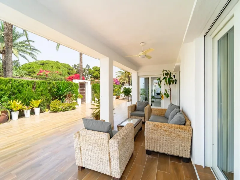 This cozy villa is situated just a short walk from the beach, offering easy access and proximity to various amenities. The property has been fully renovated and redecorated, ensuring a modern and comfortable living space. Nice sea views from roof solarium
