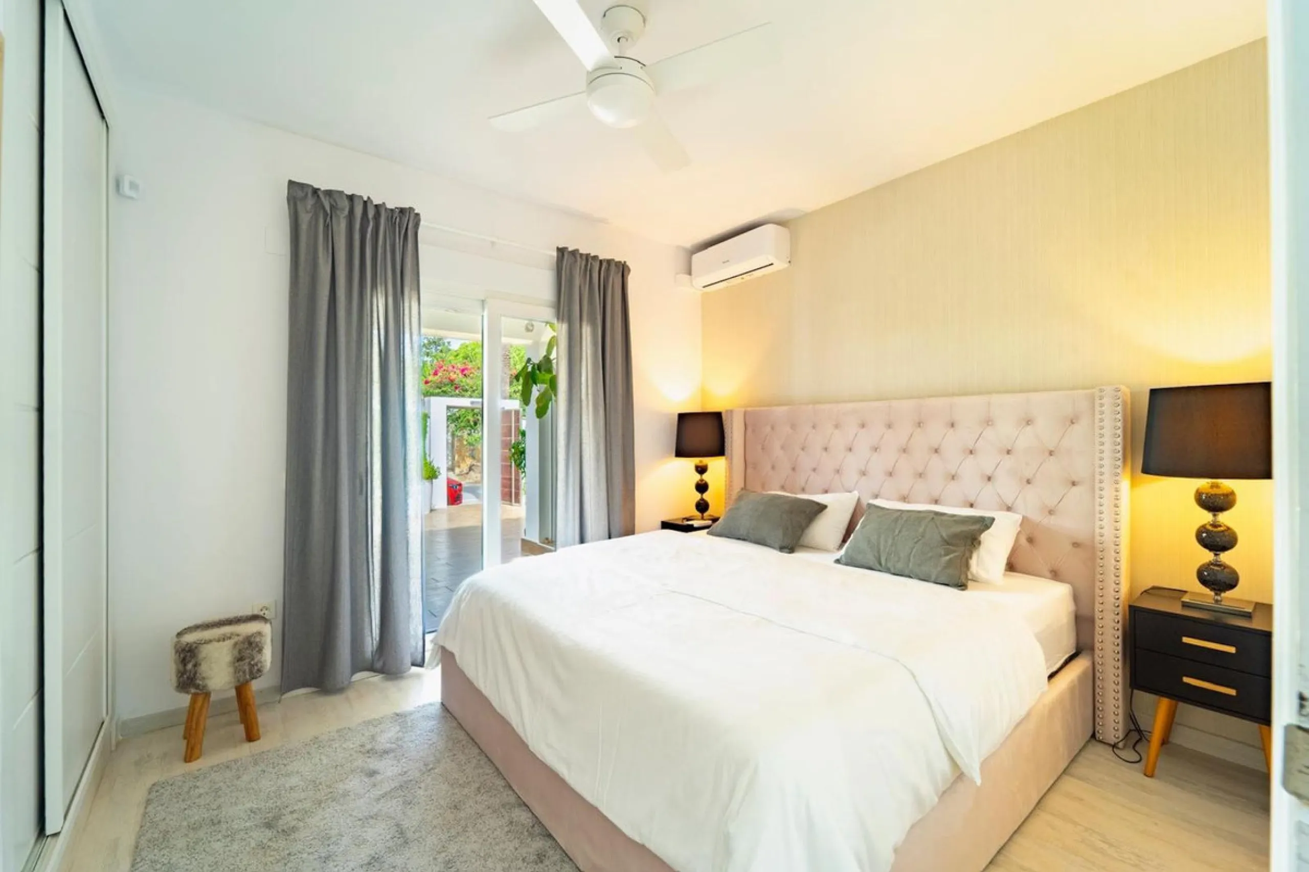 This cozy villa is situated just a short walk from the beach, offering easy access and proximity to various amenities. The property has been fully renovated and redecorated, ensuring a modern and comfortable living space. Nice sea views from roof solarium
