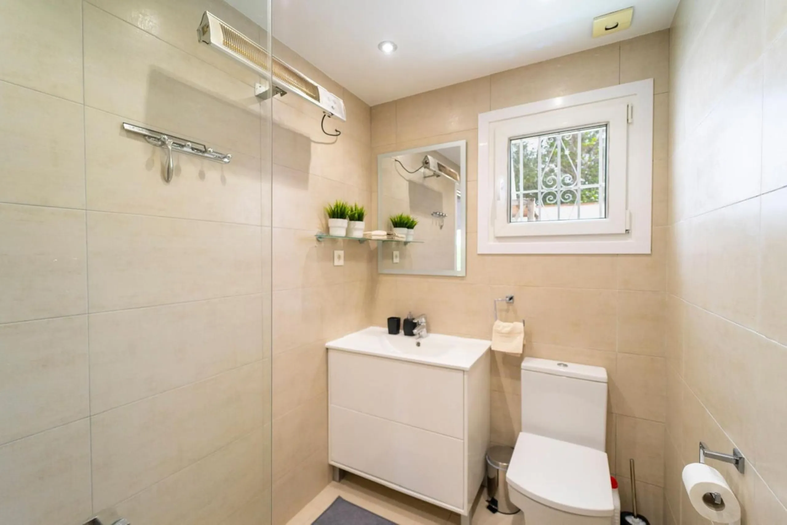 This cozy villa is situated just a short walk from the beach, offering easy access and proximity to various amenities. The property has been fully renovated and redecorated, ensuring a modern and comfortable living space. Nice sea views from roof solarium