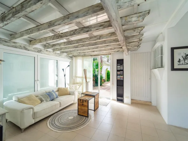 This cozy villa is situated just a short walk from the beach, offering easy access and proximity to various amenities. The property has been fully renovated and redecorated, ensuring a modern and comfortable living space. Nice sea views from roof solarium