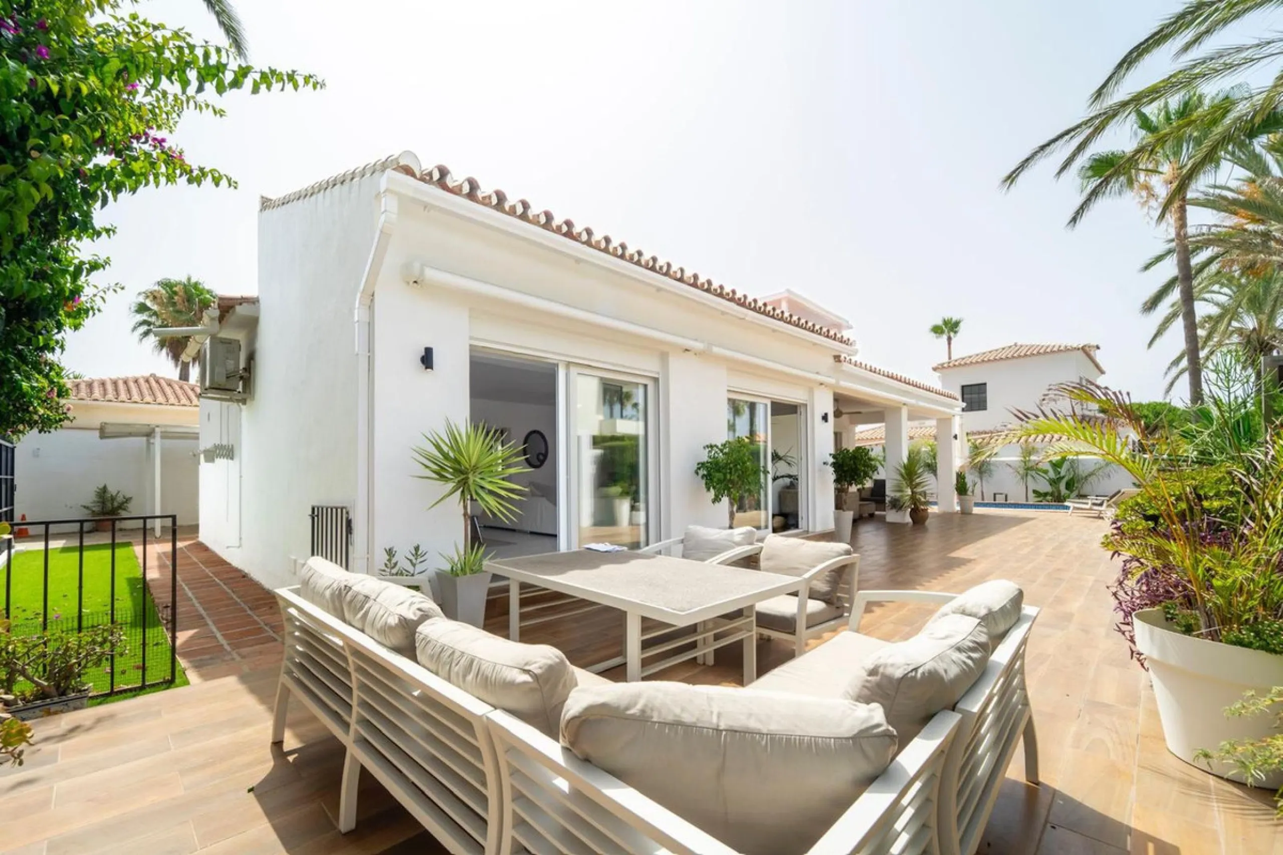 This cozy villa is situated just a short walk from the beach, offering easy access and proximity to various amenities. The property has been fully renovated and redecorated, ensuring a modern and comfortable living space. Nice sea views from roof solarium