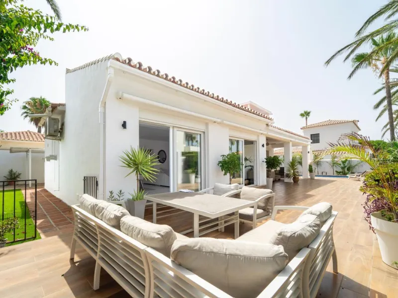 This cozy villa is situated just a short walk from the beach, offering easy access and proximity to various amenities. The property has been fully renovated and redecorated, ensuring a modern and comfortable living space. Nice sea views from roof solarium