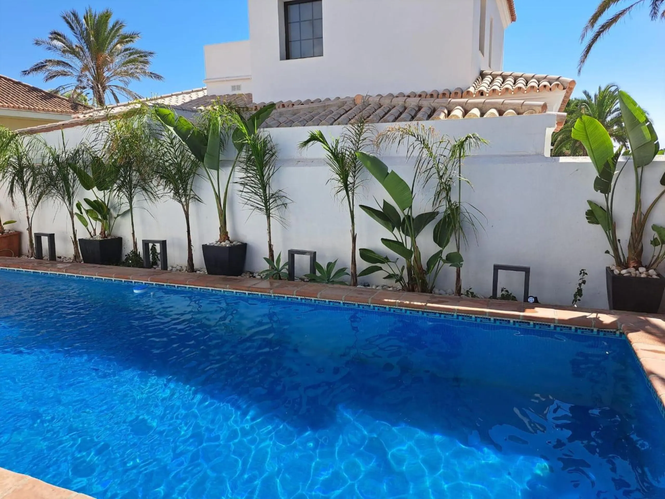 This cozy villa is situated just a short walk from the beach, offering easy access and proximity to various amenities. The property has been fully renovated and redecorated, ensuring a modern and comfortable living space. Nice sea views from roof solarium