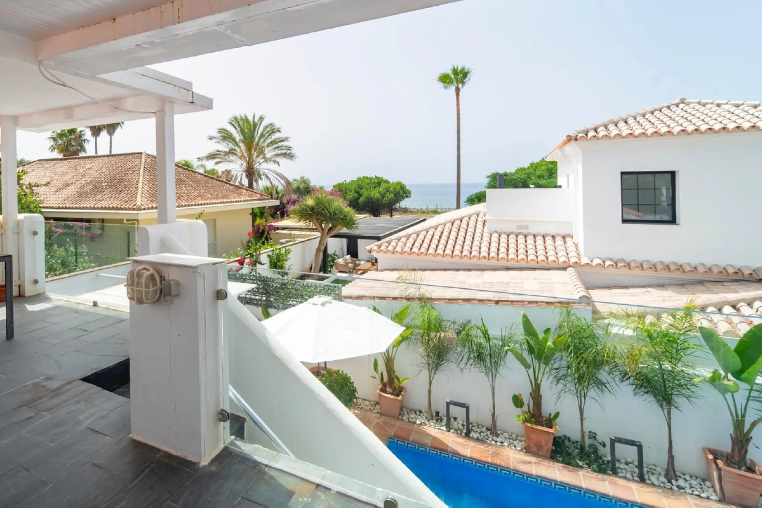 This cozy villa is situated just a short walk from the beach, offering easy access and proximity to various amenities. The property has been fully renovated and redecorated, ensuring a modern and comfortable living space. Nice sea views from roof solarium