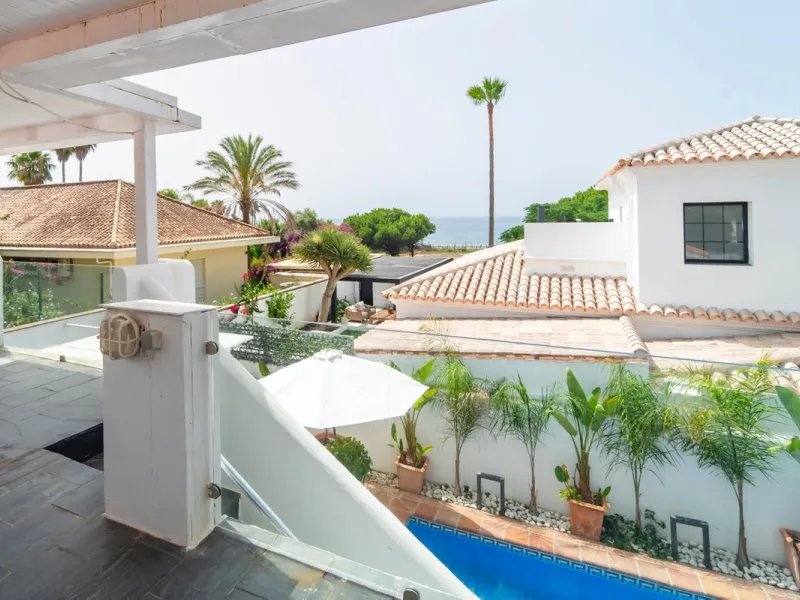 This cozy villa is situated just a short walk from the beach, offering easy access and proximity to various amenities. The property has been fully renovated and redecorated, ensuring a modern and comfortable living space. Nice sea views from roof solarium