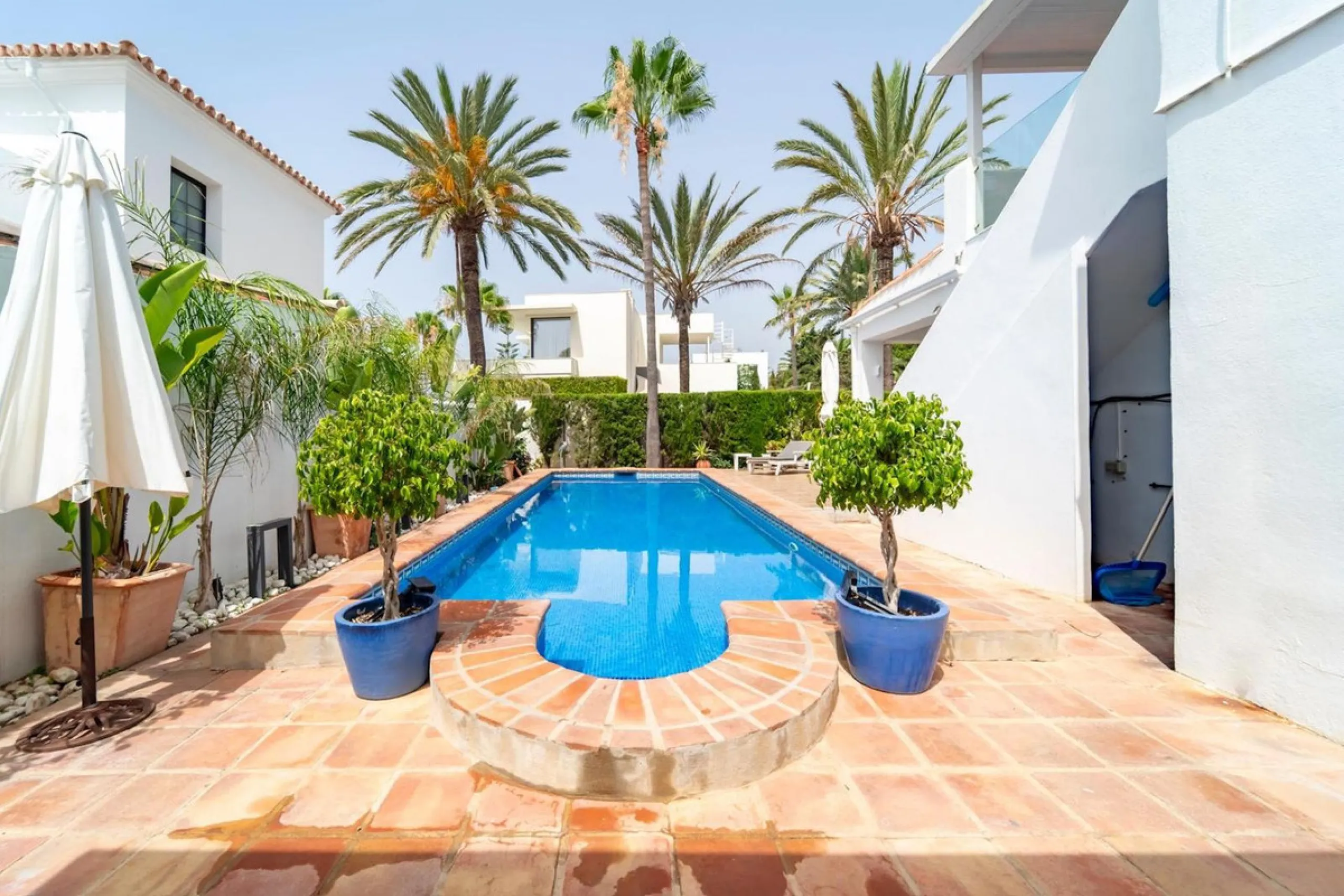 This cozy villa is situated just a short walk from the beach, offering easy access and proximity to various amenities. The property has been fully renovated and redecorated, ensuring a modern and comfortable living space. Nice sea views from roof solarium