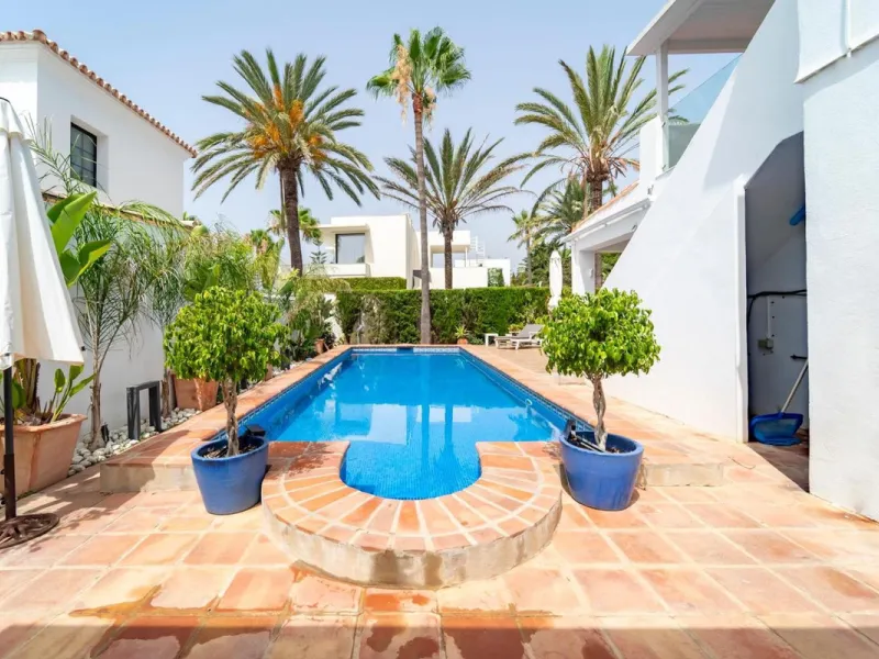 This cozy villa is situated just a short walk from the beach, offering easy access and proximity to various amenities. The property has been fully renovated and redecorated, ensuring a modern and comfortable living space. Nice sea views from roof solarium