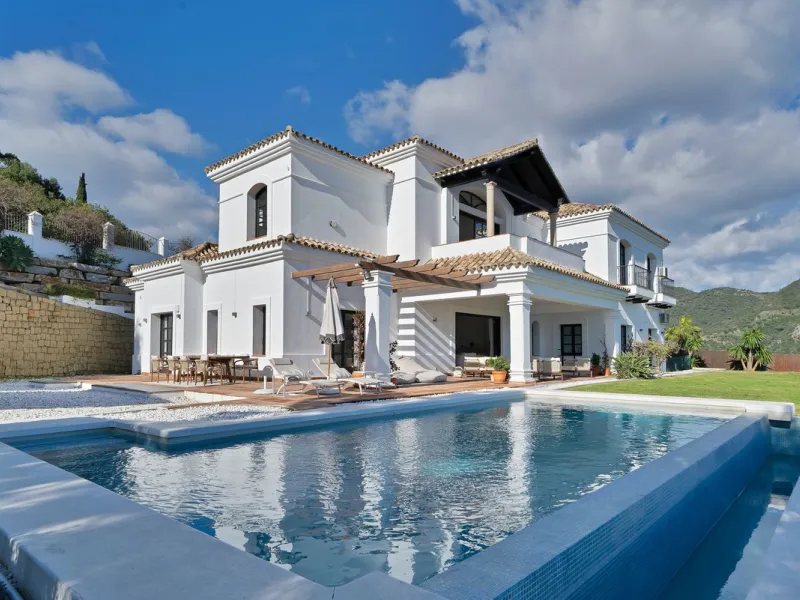 House - Detached Villa в продаже в Benahavís, Málaga. В доме 5 спален и 6 ванных комнат. Площадь дома 708 м². Площадь участка 4075 м²