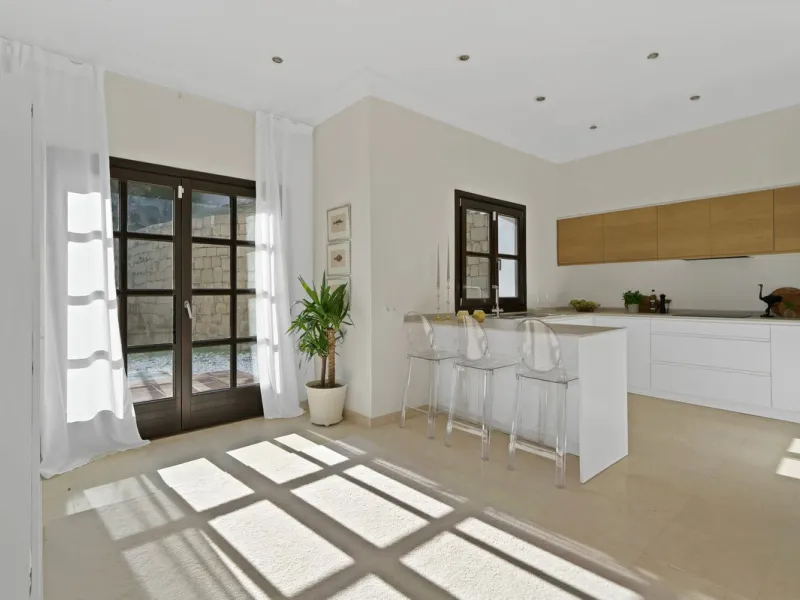 Set within the exclusive gated community of Monte Mayor, this exceptional south-facing detached villa offers breathtaking panoramic sea views from a generous 4,075m² plot. This villa stands out from most due to the elegant combination of Andalucian archit