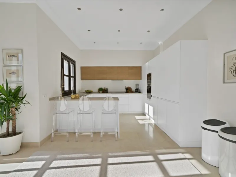 Set within the exclusive gated community of Monte Mayor, this exceptional south-facing detached villa offers breathtaking panoramic sea views from a generous 4,075m² plot. This villa stands out from most due to the elegant combination of Andalucian archit