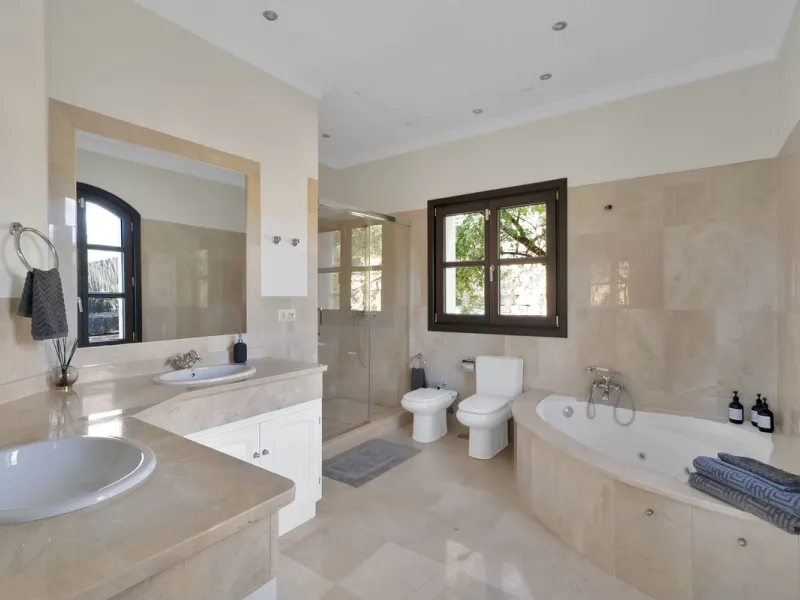 Set within the exclusive gated community of Monte Mayor, this exceptional south-facing detached villa offers breathtaking panoramic sea views from a generous 4,075m² plot. This villa stands out from most due to the elegant combination of Andalucian archit