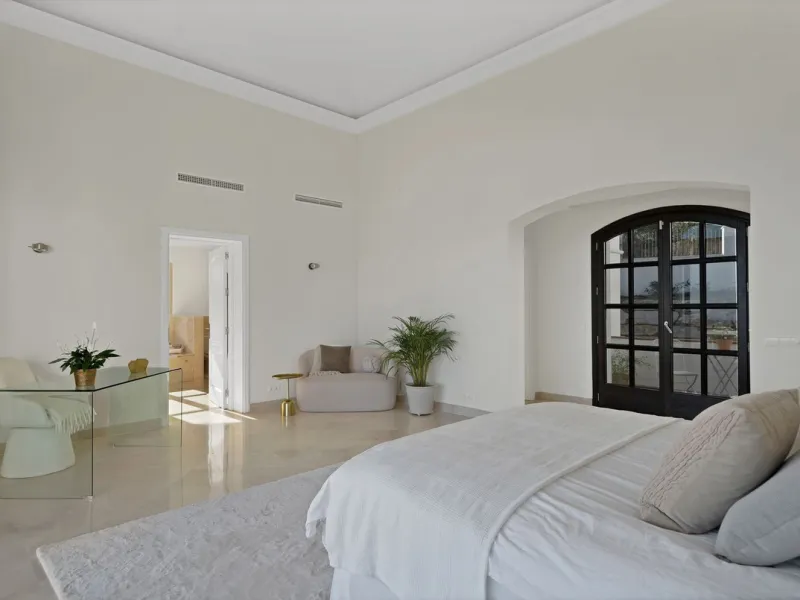 Set within the exclusive gated community of Monte Mayor, this exceptional south-facing detached villa offers breathtaking panoramic sea views from a generous 4,075m² plot. This villa stands out from most due to the elegant combination of Andalucian archit