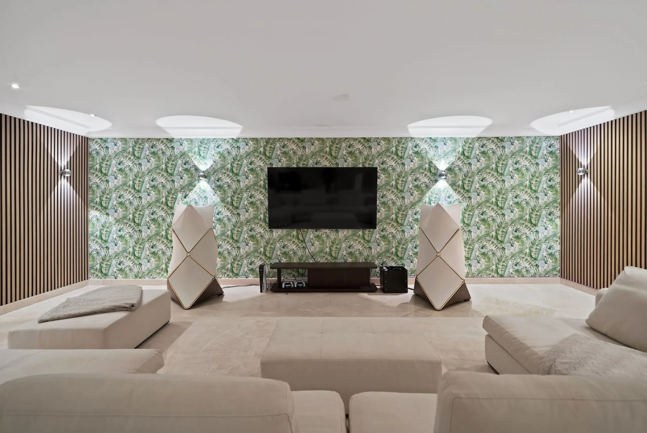 Set within the exclusive gated community of Monte Mayor, this exceptional south-facing detached villa offers breathtaking panoramic sea views from a generous 4,075m² plot. This villa stands out from most due to the elegant combination of Andalucian archit