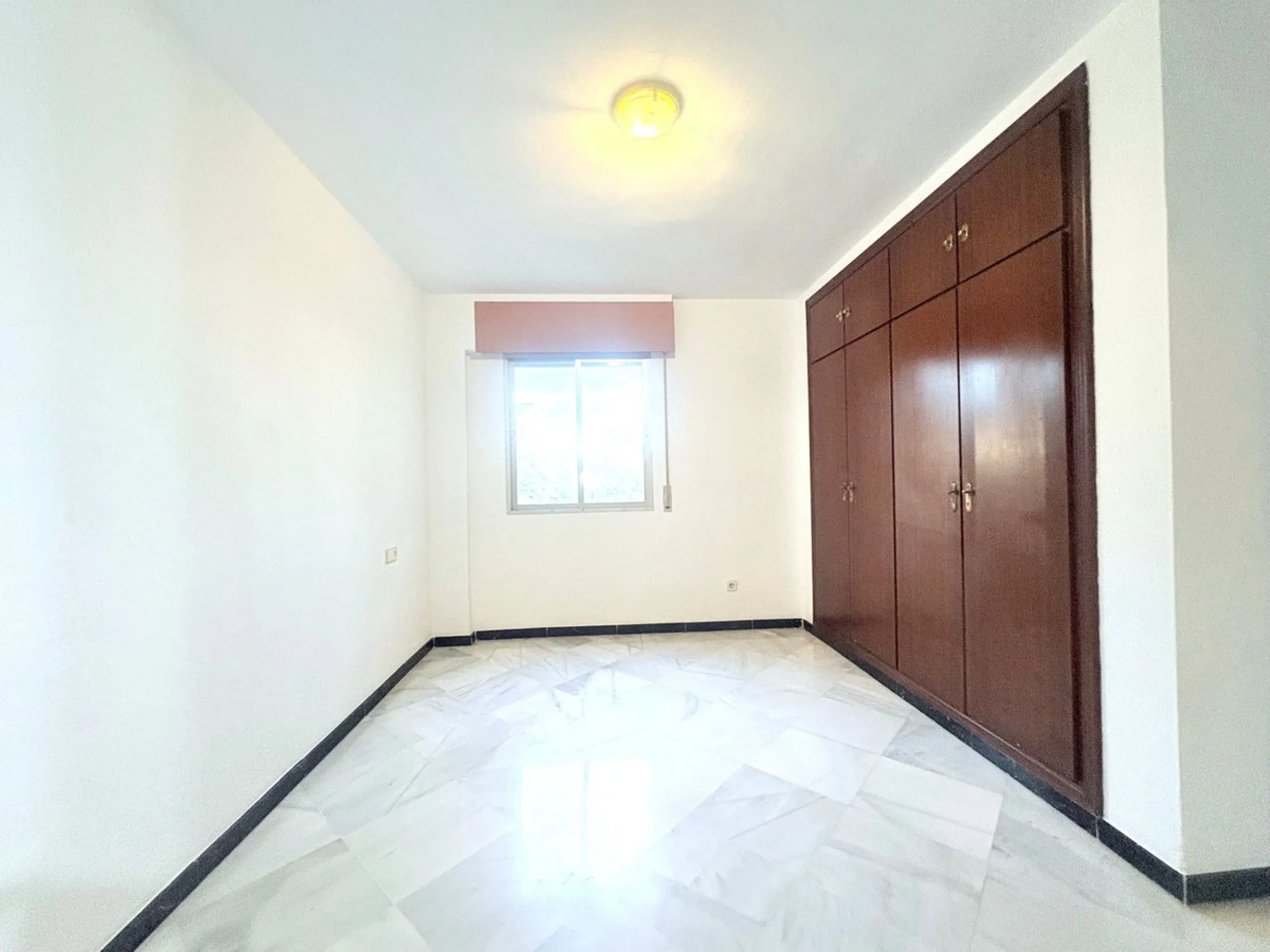 Apartment - Middle Floor Apartment в продаже в Marbella, Málaga. В доме 3 спален и 2 ванных комнат. Площадь дома 110 м²