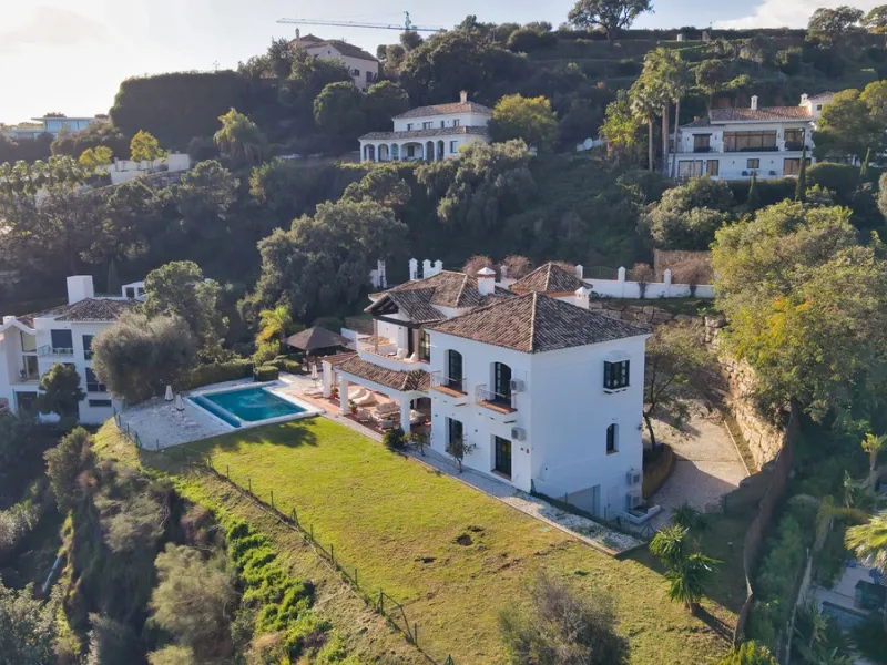 Set within the exclusive gated community of Monte Mayor, this exceptional south-facing detached villa offers breathtaking panoramic sea views from a generous 4,075m² plot. This villa stands out from most due to the elegant combination of Andalucian archit